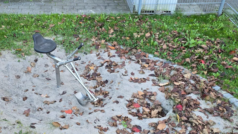 Bagger auf Spielplatz
